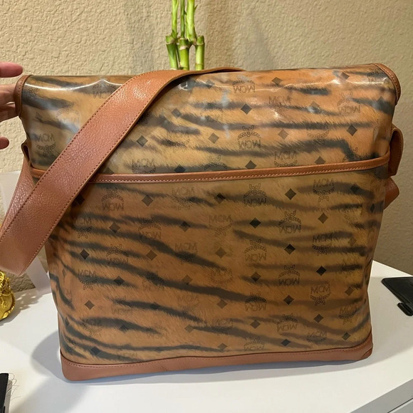 MCM Phenomenon Jumbo shoulder Bag - Picture 6 of 16